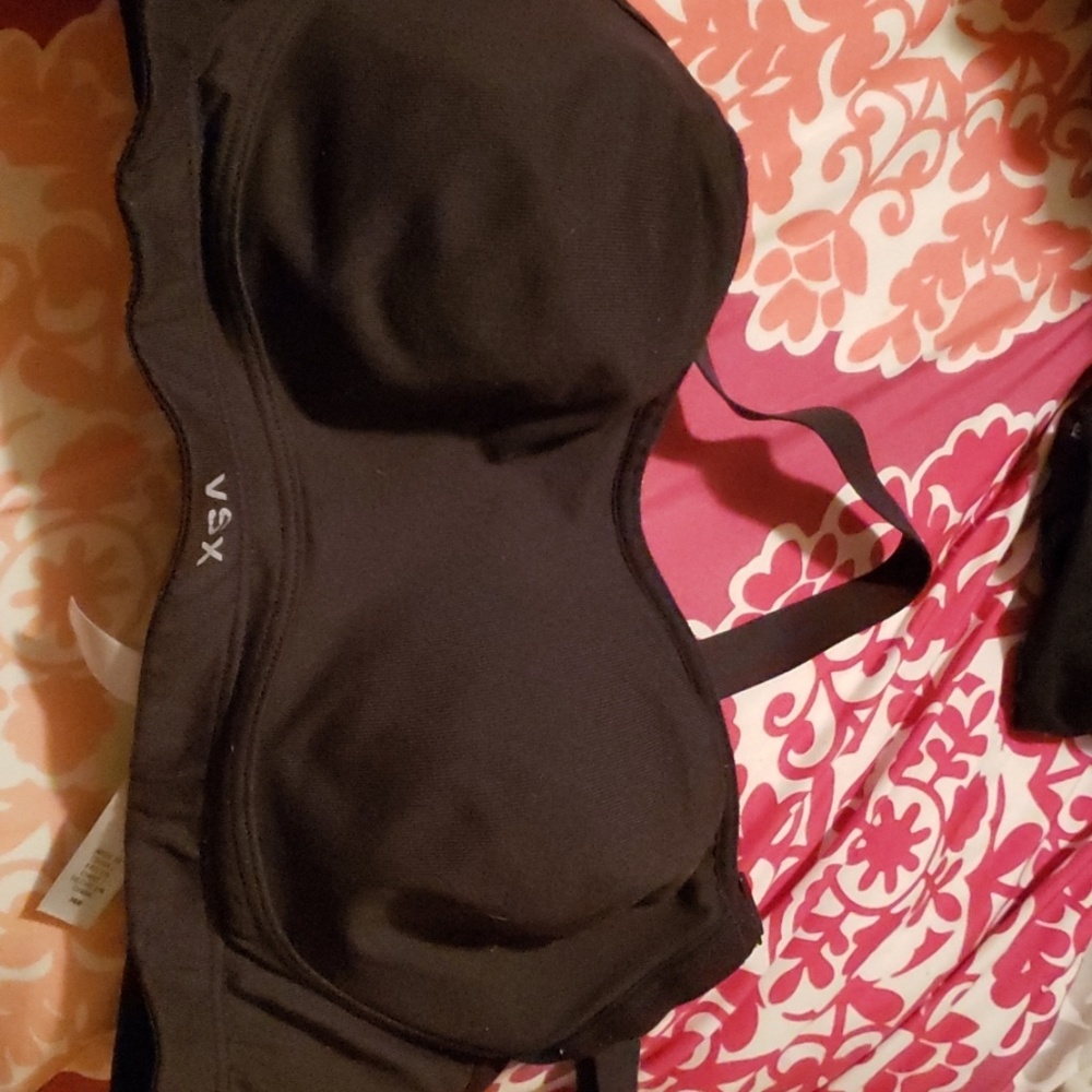 black sports bra with wire cups